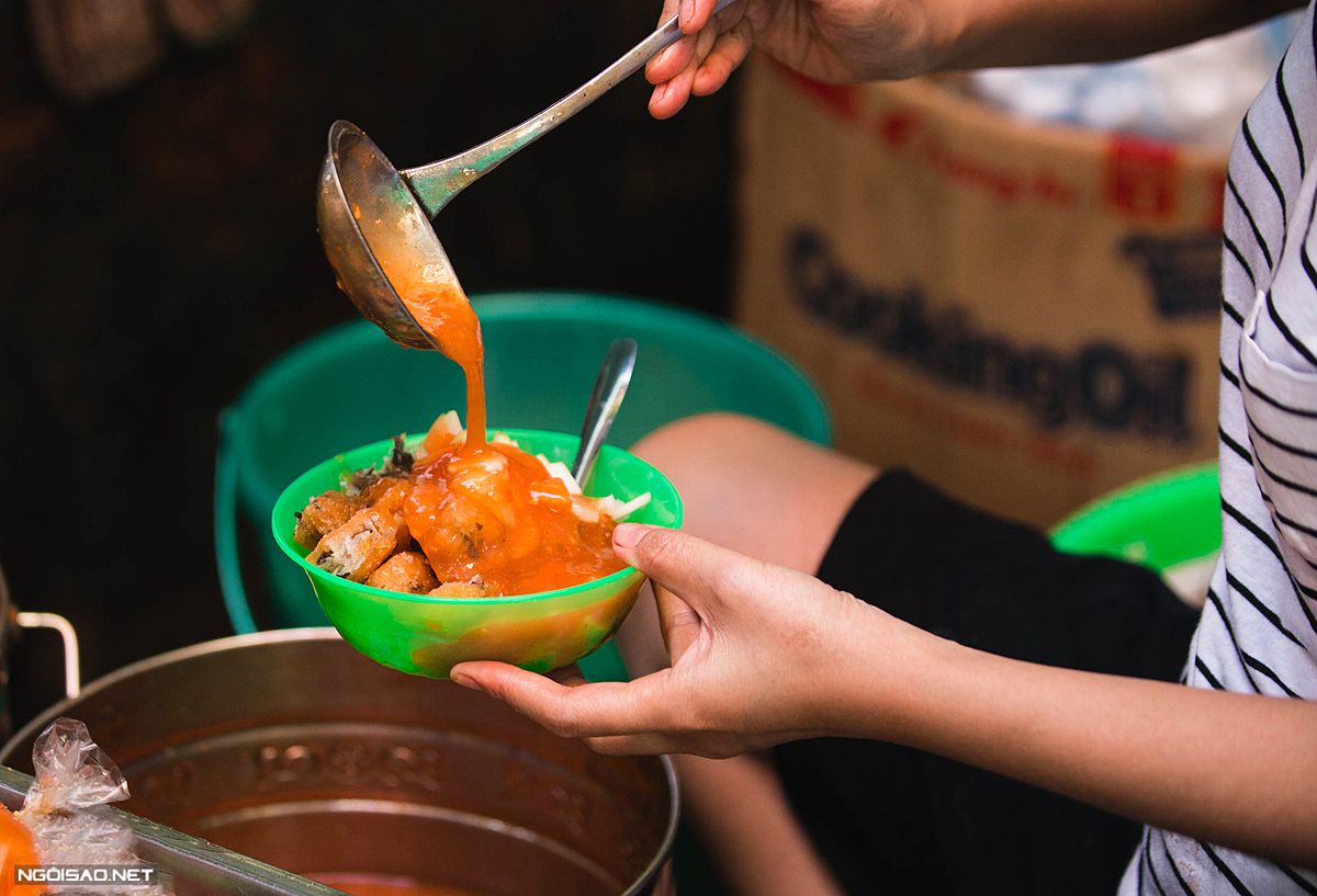 Hanoi sidewalks offer culinary warmth when it gets cold