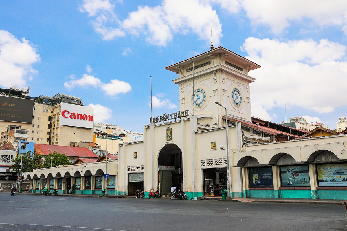 Ben Thanh Market, a popular tourist zone in HCMC, has suffered poor business after two years of Covid. Photo by VnExpress/Quynh Tran