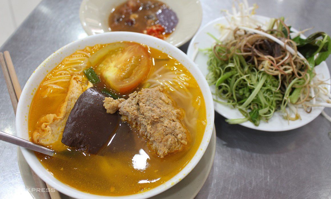 A bowl of crap noodle soup at Bun Rieu Ganh in Ho Chi Minh. Photo by VnExpress/Huynh Nhi.