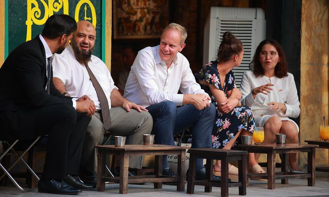 Senior British official visits Hanoi's Old Quarter, Imperial Citadel