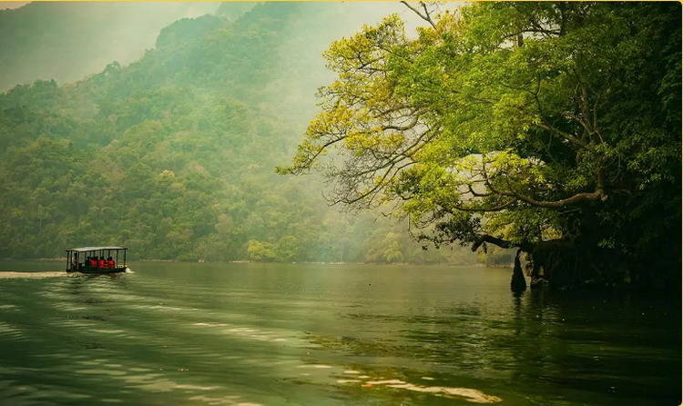 a boat trip on Ba Be lake