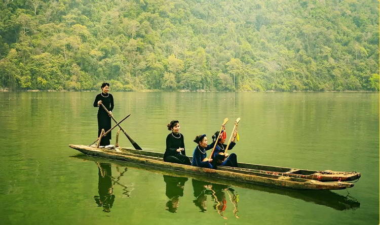 Singing activity on Ba Be lake